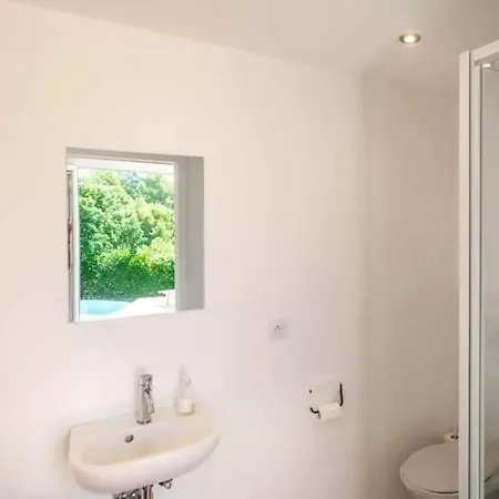 With 1 Bedroom بيت للعطل