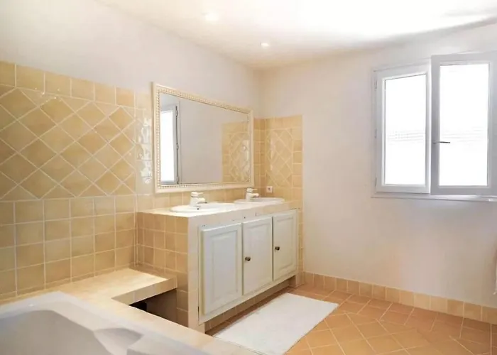 With 1 Bedroom Holiday home Sainte-Maxime